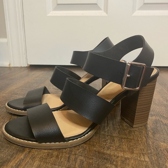 Old Navy black 3 strap 3 inch chunky heel - Picture 5 of 7